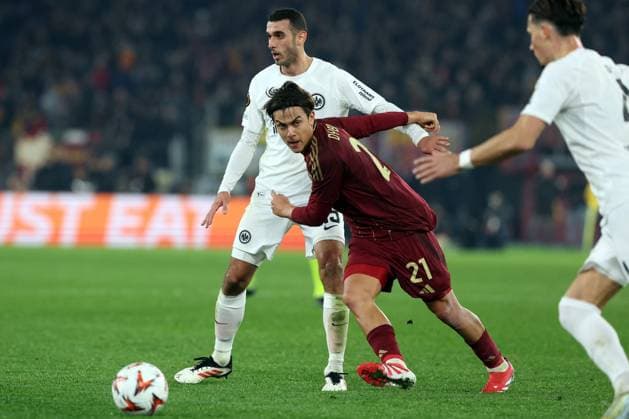 CALCIO - UEFA Europa League - AS Roma vs Eintracht Frankfurt Rome, Italy 30.01.2025: Ellyes Skhiri of Eintracht Frankfurt, Paulo Dybala of Roma during the Uefa Europa League 2024-2025, football match between AS Roma vs Eintracht Frankfurt at Olympic Stadium in Rome. Rome Italy  Copyright: xIPAxSport ABACAx