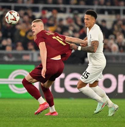(250131) -- ROME, Jan. 31, 2025 -- Roma s Artem Dovbyk (L) vies with Frankfurt s Tuta during the UEFA Europa League match between Roma and Eintracht Frankfurt in Rome, Italy, Jan. 30, 2025. (Photo by Xinhua) (SP)ITALY-ROME-FOOTBALL-UEFA EUROPA LEAGUE-ROMA VS FRANKFURT AlbertoxLingria 