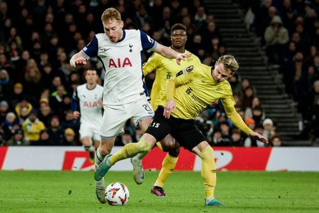 London, England, January 31 2025: Dejan Kulusevski (21 Tottenham Hotspur) and Simon Hedlund (15 IF Elfsborg) in action during the UEFA Europa League game between Tottenham Hotspur and IF Elfsborg at Tottenham Hotspur Stadium in London, England. (Pedro Porru SPP) Copyright: xPedroxPorrux xSPPx spp-en-PePoSp-4F8A2810_DxO