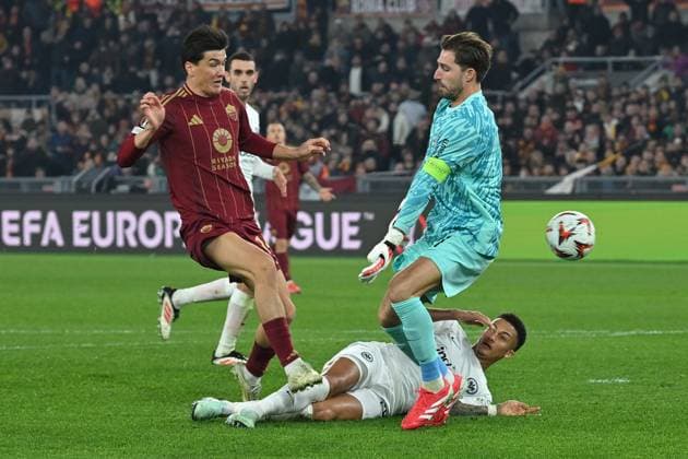 AS Roma Vs Eintracht Frankfurt in Rome, Italy - 30 Jan 2025 Eldor Shomurodov of AS Roma seen in action during the Europa League qualifying round - 8th leg match between AS Roma and Eintracht Frankfurt at Olympic stadium. Final score AS Roma 2 : 0 Eintracht Frankfurt Rome Italy Copyright: xMattiaxVianx xSOPAxImagesx MVian_1402