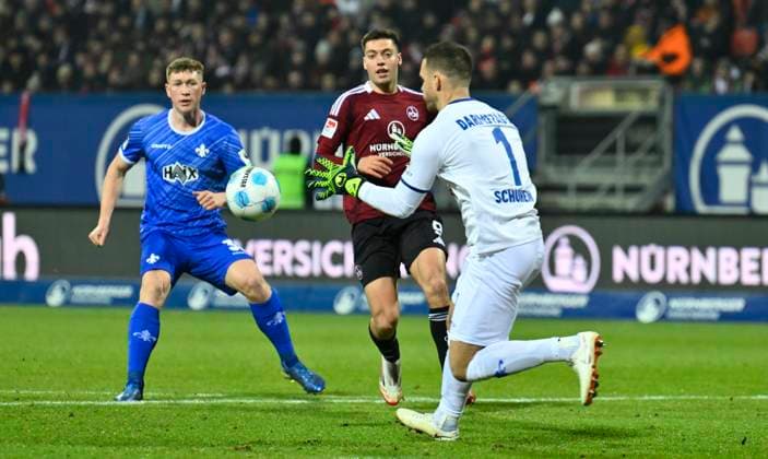 31 01 2025 Soccer Season 2024 2025 2 Soccer Bundesliga 20 Matchday 1 FC Nürnberg FCN Club SV Darmstadt 98 SVD Lilien Sportfoto Zink xwoxzix DFL regulations prohibit any use of photographs as image sequences and or quasi video only for editorial use from left Clemens Riedel 38, SV Darmstadt 98 D98 SV98 Stefanos Tzimas 9, 1 FC Nürnberg FCN Marcel Schuhen 1, SV Darmstadt 98 D98 SV98