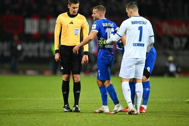 31 01 2025 Soccer Season 2024 2025 2 Soccer Bundesliga 20 Matchday 1 FC Nürnberg FCN Club SV Darmstadt 98 SVD Lilien Sportfoto Zink xwoxzix DFL regulations prohibit any use of photographs as image sequences and or quasi video only for editorial use Fabian Nürnberger Nuernberger 15, SV Darmstadt 98 D98 SV98 mus angeschlagen aufgeben verletzt Verletzung r Fabian Nürnberger Nuernberger 15, SV Darmstadt 98 D98 SV98 Marcel Schuhen 1, SV Darmstadt 98 D98 SV98