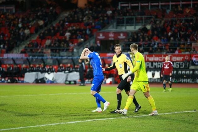 31 01 2025, xrekx, Fußball 2 Bundesliga, 1 FC Nuernberg SV Darmstadt 98 v l Kai Klefisch SV Darmstadt 98 verletzt, Verletzung, Schmerz, Schmerzen Jan Reichert 1 FC Nuernberg Schiedsrichter Daniel Siebert DFL DFB REGULATIONS PROHIBIT ANY USE OF PHOTOGRAPHS as IMAGE SEQUENCES and or QUASI VIDEO Nuernberg