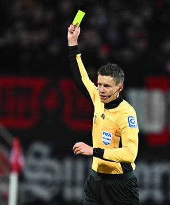 31 01 2025 Soccer Season 2024 2025 2 Soccer Bundesliga 20 Matchday 1 FC Nürnberg FCN Club SV Darmstadt 98 SVD Lilien Sportfoto Zink xwoxzix DFL regulations prohibit any use of photographs as image sequences and or quasi video only for editorial use Daniel Siebert Referee shows yellow card Yellow