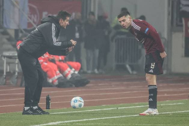 FCN head coach Miroslav Klose gives instructions to Stefanos Tzimas 1FC Nuernberg 9 1 FC Nuernberg vs SV Darmstadt 98, Soccer, 2 Bundesliga, Matchday 20, 31 01 2025 DFB regulations prohibit any use of photographs as image sequences and or quasi video Nuernberg Bayern Germany Copyright: xkolbert-press MartinxAgüerax