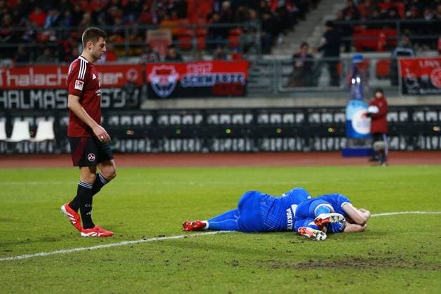 31 01 2025, xrekx, Fußball 2 Bundesliga, 1 FC Nuernberg SV Darmstadt 98 v l Aleksandar Vukotic SV Darmstadt 98 Kai Klefisch SV Darmstadt 98 verletzt, Verletzung, Schmerz, Schmerzen DFL DFB REGULATIONS PROHIBIT ANY USE OF PHOTOGRAPHS as IMAGE SEQUENCES and or QUASI VIDEO Nuernberg