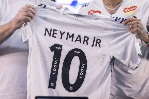 January 31, 2025, Sao Paulo, Santos, Brazil, Brazil: Neymar Jr. jersey is show during a press conference, PK, Pressekonferenz after his presentation as the newest addition to Santos FC at Urbano Caldeira Stadium (Vila Belmiro) on January 31, 2025, in Santos, Brazil. The Brazilian forward returns to his childhood club 12 years after departing for Barcelona. ( PxImages) Sao Paulo Brazil - ZUMAp175 20250131_zsa_p175_090 Copyright: xWandersonxOliveirax