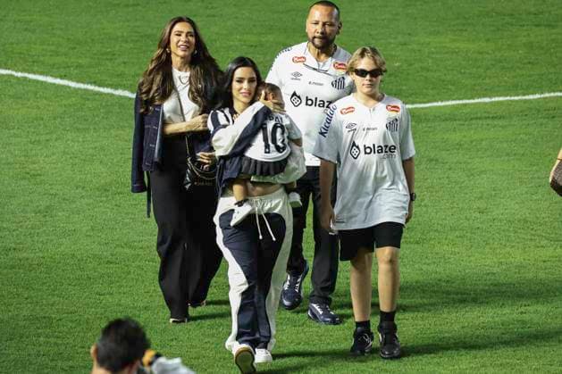 Neymar jr is presented at santos Santos (sp), 01 31 2025 - football santos neymar jr party at vila - player s wife bruna biancardi and daughter mavie, father and son davi at the presentation of player neymar jr who was presented to the santos fans, at the urbano caldeira stadium - vila belmiro in santos (sp), this friday, january 31, 2025. (Foto: Leco Viana Thenews2 imago images) SPO  Copyright: xLecoxVianax