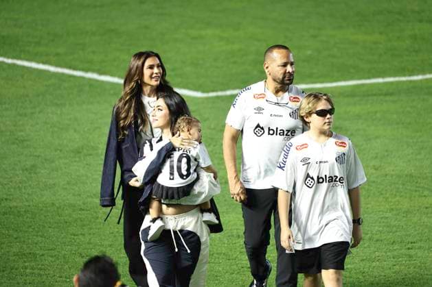 Neymar jr is presented at santos Santos (sp), 01 31 2025 - football santos neymar jr party at vila - player s wife bruna biancardi and daughter mavie, father and son davi at the presentation of player neymar jr who was presented to the santos fans, at the urbano caldeira stadium - vila belmiro in santos (sp), this friday, january 31, 2025. (Foto: Leco Viana Thenews2 imago images) SPO  Copyright: xLecoxVianax
