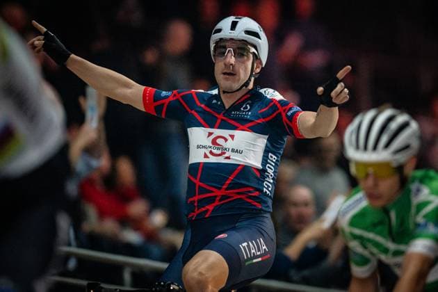 VIVIANI Elia: Six Day Berlin 2025 Team 12 - VIVIANI Elia ( ITA ) - Black - SCARTEZZINI Michele ( ITA ) - Red Querformat - quer - horizontal - Landscape - Event Veranstaltung: Six Day Berlin 2025 - Category Kategorie: Cycling - Track cycling, Rad, Radsport, Bahnrad, Bahn Sixdays - Elite Men - Location Ort: Europe Germany - Berlin - Velodrom Berlin - Discipline: Madison - Distance: ... m - Date Datum: 31.01.2025 Friday Day 1 -