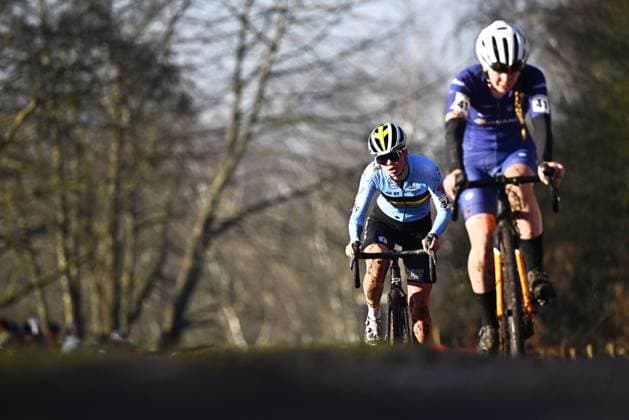 Belgian Lisa Maes (L) pictured in action during the women junior race, at the UCI Cyclocross World Championships, in Lievin, France, Saturday 01 February 2025. The world championships are taking place from 31 January until 02 February. JASPERxJACOBS  x111565453x