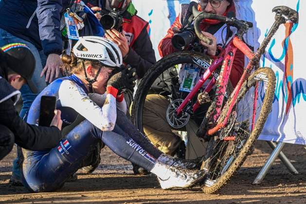 Sport Bilder des Tages 2025 UCI Cyclo-Cross WC - Women Junior LIEVIN, FRANCE - FEBRUARY 01 : Revol Lise (FRA) after winning during the 2025 UCI Cyclo-Cross World Championships for Women Junior on February 01, 2025 in Lievin, France, 01 02 2025 Lievin France  Copyright: xNicoxVereeckenx
