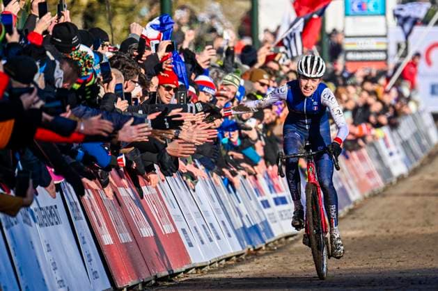 2025 UCI Cyclo-Cross WC - Women Junior LIEVIN, FRANCE - FEBRUARY 01 : Revol Lise (FRA) celebrating her victory during the 2025 UCI Cyclo-Cross World Championships for Women Junior on February 01, 2025 in Lievin, France, 01 02 2025 Lievin France  Copyright: xNicoxVereeckenx