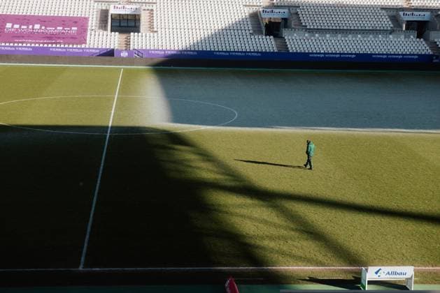 01 02 2025, Women, Soccer, 1 BL, Season 2024 2025, SGS Essen vs 1 FC Koeln Greenkeeper runs over frozen pitch, match cancellation Essen Stadion an der Hafenstrasse NRW Germany