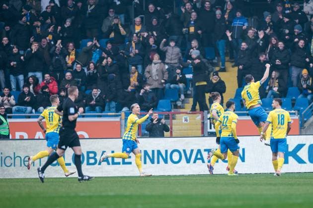 2 Soccer Bundesliga Eintracht Braunschweig 1 FC Köln 01 02 2025 Cheers to 1 0 by Ermin Bicakcic Eintracht Braunschweig, 6 2 Soccer Bundesliga, Eintracht Braunschweig 1 FC Köln, Braunschweig, EINTRACHT Stadion am 01 02 2025 DFL REGULATIONS PROHIBIT ANY USE OF PHOTOGRAPHS AS IMAGE SEQUENCES AND OR QUASI VIDEO Copyright: xBEAUTIFULxSPORTS Wunderlx