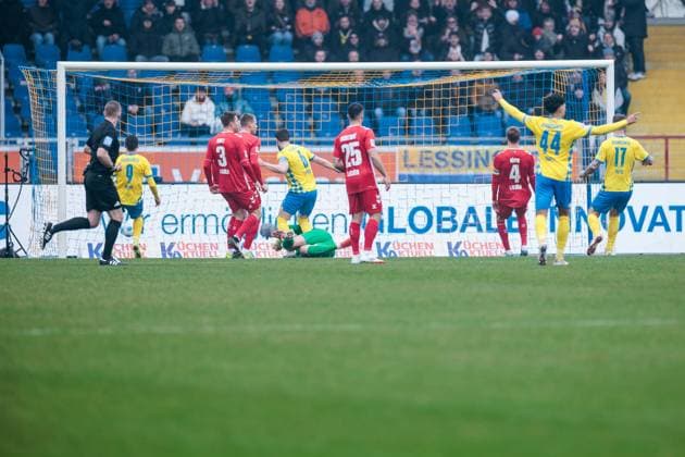 2 Soccer Bundesliga Eintracht Braunschweig 1 FC Köln 01 02 2025 Ermin Bicakcic Eintracht Braunschweig, 6 scores to 1 0 2 Soccer Bundesliga, Eintracht Braunschweig 1 FC Köln, Braunschweig, EINTRACHT Stadion am 01 02 2025 DFL REGULATIONS PROHIBIT ANY USE OF PHOTOGRAPHS AS IMAGE SEQUENCES AND OR QUASI VIDEO Copyright: xBEAUTIFULxSPORTS Wunderlx