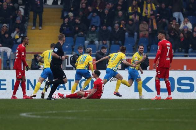 Braunschweig vs Cologne, 2 BL Braunschweig, 01 02 2025, FOOTBALL Eintracht Braunschweig vs 1 FC Cologne, 2 BL, Season 2024 25 Ermin Bicakcic Eintracht Braunschweig celebrates with teammates after his goal to make it 1 0 Braunschweig