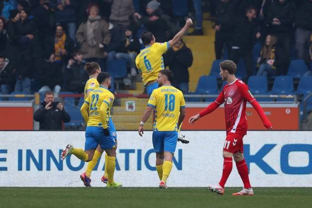 Braunschweig vs Cologne, 2 BL Braunschweig, 01 02 2025, FOOTBALL Eintracht Braunschweig vs 1 FC Cologne, 2 BL, Season 2024 25 Ermin Bicakcic Eintracht Braunschweig celebrates with teammates after his goal to make it 1 0 Braunschweig