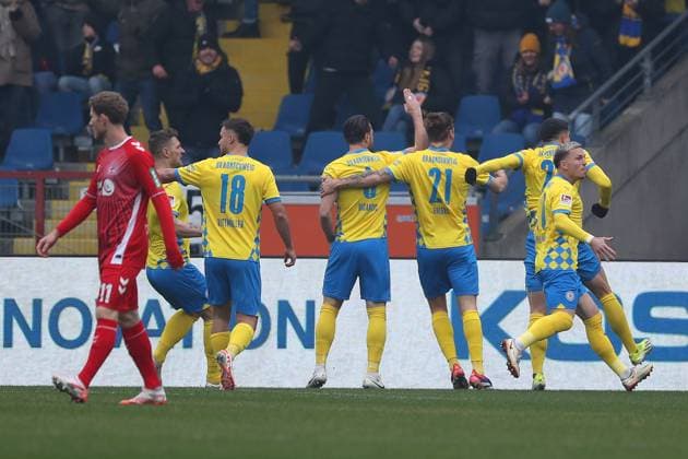 Braunschweig vs Cologne, 2 BL Braunschweig, 01 02 2025, FOOTBALL Eintracht Braunschweig vs 1 FC Cologne, 2 BL, Season 2024 25 Ermin Bicakcic Eintracht Braunschweig celebrates with teammates after his goal to make it 1 0 Braunschweig