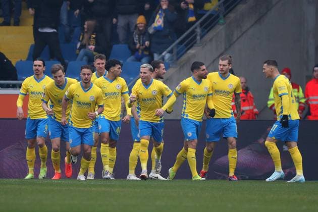 Braunschweig vs Cologne, 2 BL Braunschweig, 01 02 2025, FOOTBALL Eintracht Braunschweig vs 1 FC Cologne, 2 BL, Season 2024 25 Ermin Bicakcic Eintracht Braunschweig celebrates with teammates after his goal to make it 1 0 Braunschweig