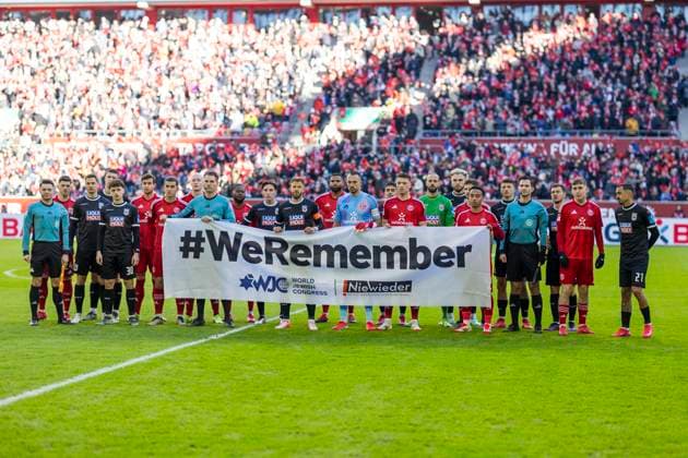 2 Fussball Bundesliga Fortuna Düsseldorf SSV Ulm 1846 Fussball, 01 02 2024 Both teams before the match with the banner We Remember on the occasion of the initiative Remembrance Day in German Football 2 Fussball Bundesliga, Fortuna Düsseldorf SSV Ulm 1846 Fussball, 20 Matchday, on 01 02 2024, Merkur Spiel Arena, Düsseldorf DFL regulations prohibit any use of photographs as image sequences and or quasi video Copyright: xBEAUTIFULxSPORTS Meuselx