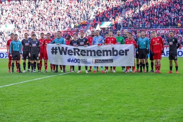 01 02 2025, Football, Fortuna Düsseldorf SSV Ulm 1846, 2 Fußball Bundesliga, 20 Matchday, Merkur Spiel Arena, Season 2024 2025 Remembrance Day WeRemember Banner Players Together Niewieder DFB regulations prohibit any use of photographs as image sequences and or quasi video Nordrhein Westfalen Germany