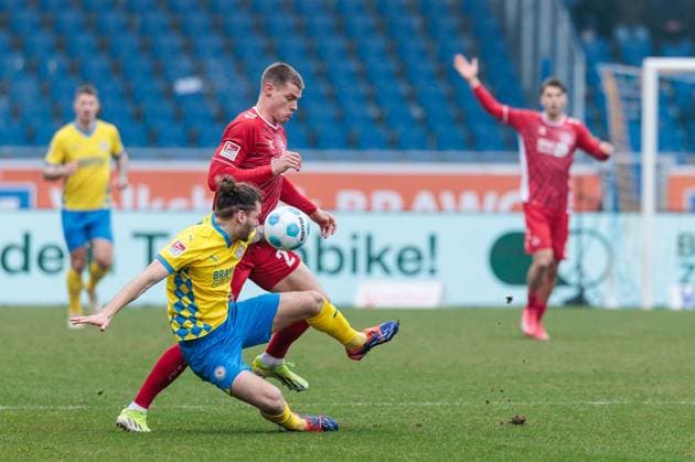 2 Soccer Bundesliga Eintracht Braunschweig 1 FC Köln 01 02 2025 duel Kevin Ehlers Eintracht Braunschweig, 21 , Steffen Tigges 1 FC Köln, 21 2 Soccer Bundesliga, Eintracht Braunschweig 1 FC Köln, Braunschweig, EINTRACHT Stadion am 01 02 2025 DFL REGULATIONS PROHIBIT ANY USE OF PHOTOGRAPHS AS IMAGE SEQUENCES AND OR QUASI VIDEO Copyright: xBEAUTIFULxSPORTS Wunderlx