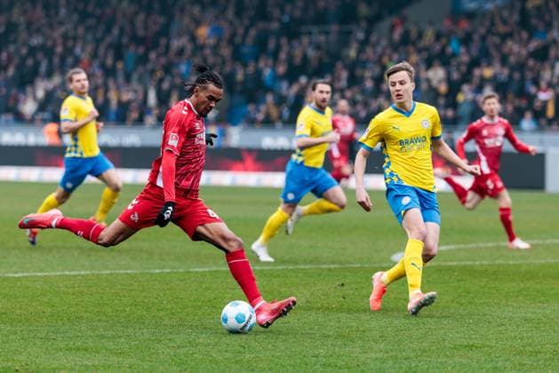 2 Soccer Bundesliga Eintracht Braunschweig 1 FC Köln 01 02 2025 Damion Downs 1 FC Köln, 42 kicks, Robert Ivanov Eintracht Braunschweig, 5 2 Soccer Bundesliga, Eintracht Braunschweig 1 FC Köln, Braunschweig, EINTRACHT Stadion am 01 02 2025 DFL REGULATIONS PROHIBIT ANY USE OF PHOTOGRAPHS AS IMAGE SEQUENCES AND OR QUASI VIDEO Copyright: xBEAUTIFULxSPORTS Wunderlx