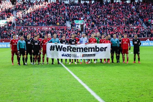 Sport, Football, 2 Bundesliga Season 2024 2025 20 Matchday Fortuna Düsseldorf SSV Ulm 1846 01 02 2025, MERKUR SPIEL ARENA The players with a WeRemember banner before the match Düsseldorf MERKUR SPIEL ARENA North Rhine-Westphalia Germany