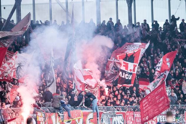 2 Soccer Bundesliga Eintracht Braunschweig 1 FC Köln 01 02 2025 Bengalos burning in guest block 2 Soccer Bundesliga, Eintracht Braunschweig 1 FC Köln, Braunschweig, EINTRACHT Stadion am 01 02 2025 DFL REGULATIONS PROHIBIT ANY USE OF PHOTOGRAPHS AS IMAGE SEQUENCES AND OR QUASI VIDEO Copyright: xBEAUTIFULxSPORTS Wunderlx