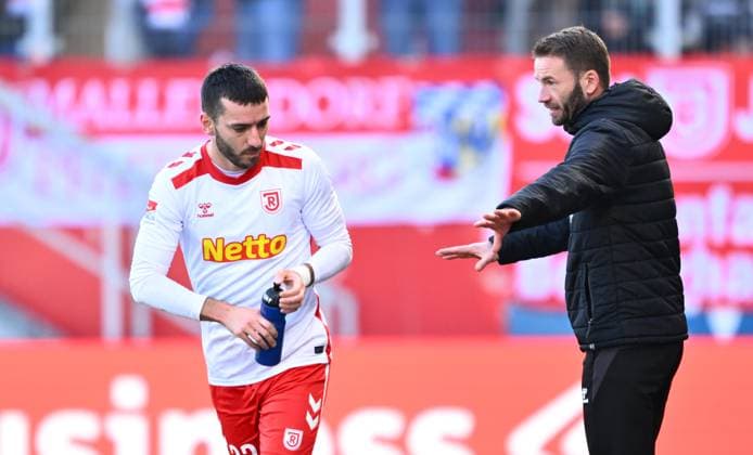01 02 2025 Soccer Season 2024 2025 2 Soccer Bundesliga 20 Matchday SSV Jahn Regensburg Hertha BSC Berlin Sportfoto Zink xwoxzix DFL regulations prohibit any use of photographs as image sequences and or quasi video only for editorial use Sargis Adamyan 22, SSV Jahn Regensburg Andreas Patz Trainer Trainer SSV Jahn Regensburg