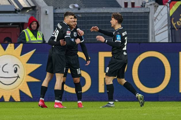 Düsseldorf, Germany, 01 02 25 Aaron Keller SSV Ulm 1846 goal celebration, cheers with his team after scoring the 1 1 during the 2 Bundesliga match between Fortuna Düsseldorf vs SSV Ulm 1846 at Merkur Spiel Arena on 01 February 2025 in Düsseldorf, Germany Düsseldorf Merkur Spiel Arena North Rhine Westphalia Germany Copyright: xStefanxBrauerx xBrauer-Fotoagentx