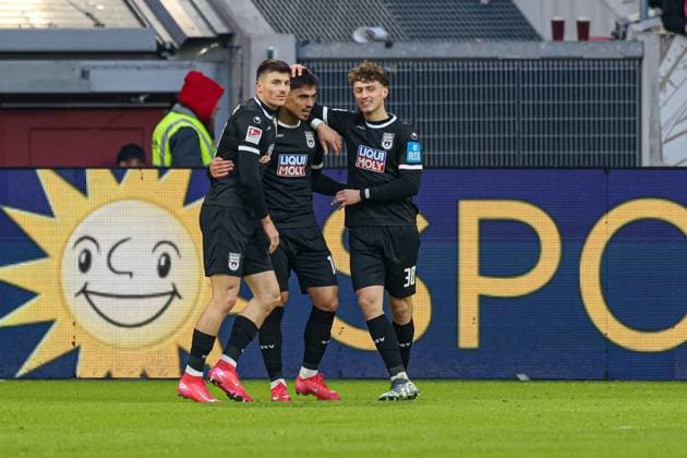 Düsseldorf, Germany, 01 02 25 Aaron Keller SSV Ulm 1846 goal celebration, cheers with his team after scoring the 1 1 during the 2 Bundesliga match between Fortuna Düsseldorf vs SSV Ulm 1846 at Merkur Spiel Arena on 01 February 2025 in Düsseldorf, Germany Düsseldorf Merkur Spiel Arena North Rhine Westphalia Germany Copyright: xStefanxBrauerx xBrauer-Fotoagentx