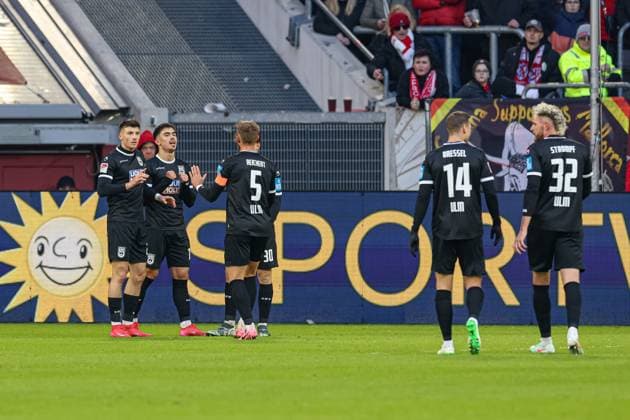 Düsseldorf, Germany, 01 02 25 Aaron Keller SSV Ulm 1846 goal celebration, cheers with his team after scoring the 1 1 during the 2 Bundesliga match between Fortuna Düsseldorf vs SSV Ulm 1846 at Merkur Spiel Arena on 01 February 2025 in Düsseldorf, Germany Düsseldorf Merkur Spiel Arena North Rhine Westphalia Germany Copyright: xStefanxBrauerx xBrauer-Fotoagentx