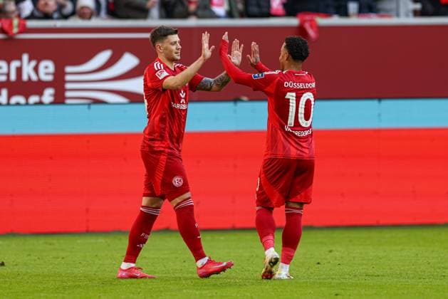 Düsseldorf, Germany, 01 02 25 Dawid Kownacki Fortuna Düsseldorf goal celebration, cheers with his team after scoring the 2 1 goal during the 2 Bundesliga match between Fortuna Düsseldorf vs SSV Ulm 1846 at Merkur Spiel Arena on 01 February 2025 in Düsseldorf, Germany Düsseldorf Merkur Spiel Arena North Rhine Westphalia Germany Copyright: xStefanxBrauerx xBrauer-Fotoagentx