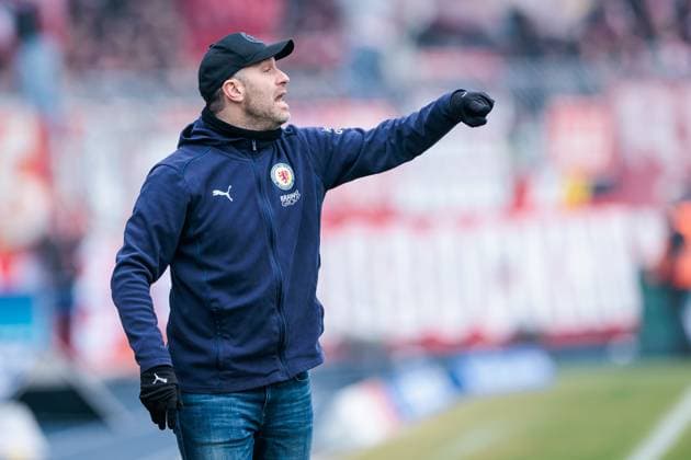 2 Fußball Bundesliga Eintracht Braunschweig 1 FC Köln 01 02 2025 Daniel Scherning Trainer Eintracht Braunschweig gesticulates 2 Fußball Bundesliga, Eintracht Braunschweig 1 FC Köln, Braunschweig, EINTRACHT Stadion am 01 02 2025 DFL REGULATIONS PROHIBIT ANY USE OF PHOTOGRAPHS AS IMAGE SEQUENCES AND OR QUASI VIDEO Copyright: xBEAUTIFULxSPORTS Wunderlx
