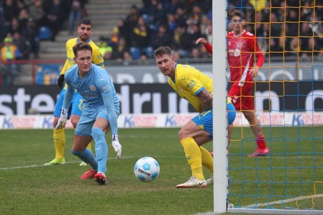 Braunschweig vs Cologne, 2 BL Braunschweig, 01 02 2025, FOOTBALL Eintracht Braunschweig vs 1 FC Cologne, 2 BL, season 2024 25 Damion Downs 1 FC Cologne not in picture scores goal to 1 2, goalkeeper Ron Thorben Hoffmann Eintracht Braunschweig , Sebastian Polter Eintracht Braunschweig Braunschweig