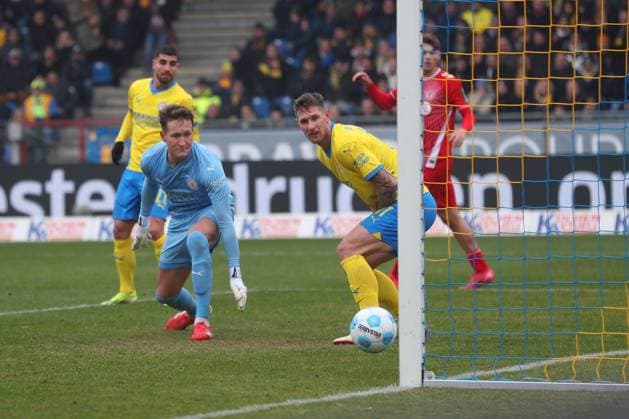 Braunschweig vs Cologne, 2 BL Braunschweig, 01 02 2025, FOOTBALL Eintracht Braunschweig vs 1 FC Cologne, 2 BL, season 2024 25 Damion Downs 1 FC Cologne not in picture scores goal to 1 2, goalkeeper Ron Thorben Hoffmann Eintracht Braunschweig , Sebastian Polter Eintracht Braunschweig Braunschweig