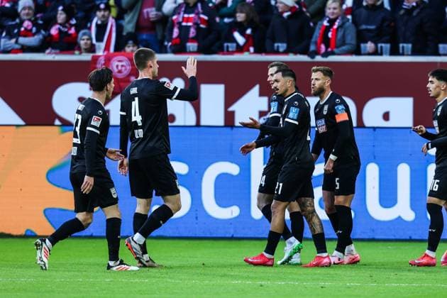 Sport, Football, 2 Bundesliga Season 2024 2025 20 Matchday Fortuna Düsseldorf SSV Ulm 1846 01 02 2025, MERKUR SPIEL ARENA Turjubel SSV Ulm 1846 after the goal to equalize 1 1 by Aaron Keller SSV Ulm 1846, 16 the players are happy Düsseldorf MERKUR SPIEL ARENA Nordrhein Westfahlen Germany