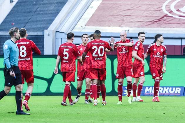 Sport, Soccer, 2 Bundesliga Season 2024 2025 20 Matchday Fortuna Düsseldorf SSV Ulm 1846 01 02 2025, MERKUR SPIEL ARENA Goal celebration Fortuna Düsseldorf after the goal to 2 1 by Dawid Kownacki Fortuna Düsseldorf, 24 the players are happy Düsseldorf MERKUR SPIEL ARENA North Rhine-Westphalia Germany