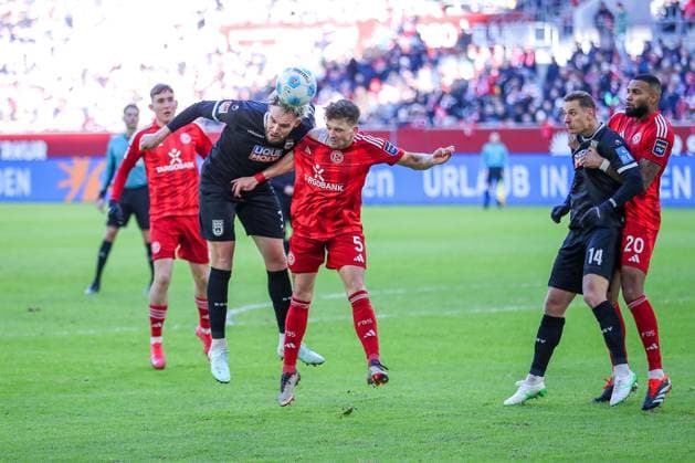 01 02 2025, Football, Fortuna Düsseldorf SSV Ulm 1846, 2 Fußball Bundesliga, 20 Matchday, Merkur Spiel Arena, Saison 2024 2025 Philipp Strompf SSV Ulm 32 in duel against Joshua Quarshie Fortuna Düsseldorf 5 DFB regulations prohibit any use of photographs as image sequences and or quasi video Nordrhein Westfalen Germany