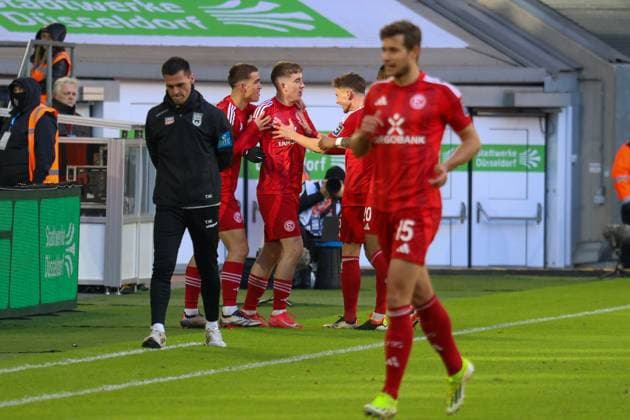 01 02 2025, xfanx, Fußball 2 Bundesliga, Fortuna Duesseldorf SSV Ulm 1846 v l the third scorer Isak Johannesson Fortuna Düsseldorf scores the goal to 1 0 for Fortuna Düsseldorf and cheers with his teammates, left in the picture head coach Thomas Wörl Woerl SSV Ulm 1846 on the sideline DFL DFB REGULATIONS PROHIBIT ANY USE OF PHOTOGRAPHS as IMAGE SEQUENCES and or QUASI VIDEO Duesseldorf mfan