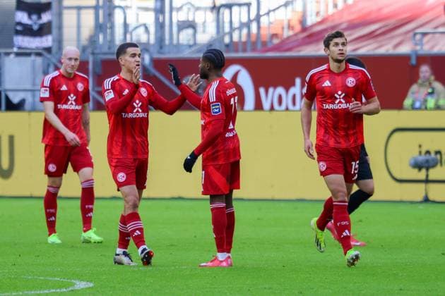 01 02 2025, xfanx, Soccer 2 Bundesliga, Fortuna Duesseldorf SSV Ulm 1846 v l The team of Fortuna Düsseldorf cheers after the goal to 2 1 for Fortuna Düsseldorf by the scorer Dawid Kownacki Fortuna Düsseldorf , not in the picture DFL DFB REGULATIONS PROHIBIT ANY USE OF PHOTOGRAPHS as IMAGE SEQUENCES and or QUASI VIDEO Duesseldorf mfan