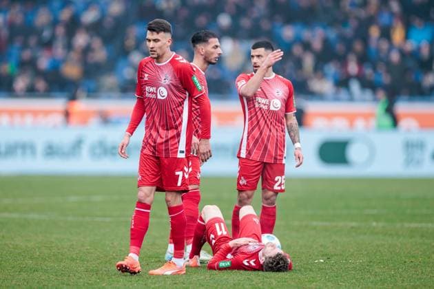 2 Soccer Bundesliga Eintracht Braunschweig 1 FC Köln 01 02 2025 Florian Kainz 1 FC Köln, 11 lies stricken on the pitch 2 Soccer Bundesliga, Eintracht Braunschweig 1 FC Köln, Braunschweig, EINTRACHT Stadion am 01 02 2025 DFL REGULATIONS PROHIBIT ANY USE OF PHOTOGRAPHS AS IMAGE SEQUENCES AND OR QUASI VIDEO Copyright: xBEAUTIFULxSPORTS Wunderlx