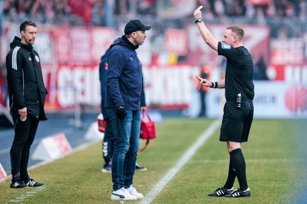 2 Soccer Bundesliga Eintracht Braunschweig 1 FC Köln 01 02 2025 Referee Lars Erbst shows yellow for Daniel Scherning Coach Eintracht Braunschweig 2 Soccer Bundesliga, Eintracht Braunschweig 1 FC Köln, Braunschweig, EINTRACHT Stadion am 01 02 2025 DFL REGULATIONS PROHIBIT ANY USE OF PHOTOGRAPHS AS IMAGE SEQUENCES AND OR QUASI VIDEO Copyright: xBEAUTIFULxSPORTS Wunderlx