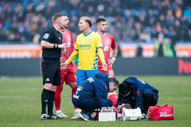 2 Fußball Bundesliga Eintracht Braunschweig 1 FC Köln 01 02 2025 Florian Kainz 1 FC Köln, 11 must be treated and substituted 2 Fußball Bundesliga, Eintracht Braunschweig 1 FC Köln, Braunschweig, EINTRACHT Stadion am 01 02 2025 DFL REGULATIONS PROHIBIT ANY USE OF PHOTOGRAPHS AS IMAGE SEQUENCES AND OR QUASI VIDEO Copyright: xBEAUTIFULxSPORTS Wunderlx