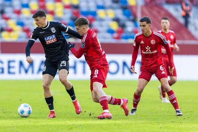 2 Bundesliga Fortuna Düsseldorf SSV Ulm 1846 Fussball, 01 02 2024 Semir Telalovic SSV Ulm 1846 Fussball, 29 in duel with Isak Bergmann Johannesson Fortuna Düsseldorf, 8 2 Bundesliga, Fortuna Düsseldorf SSV Ulm 1846 Fussball, 20 Spieltag, am 01 02 2024, Merkur Spiel Arena, Düsseldorf DFL regulations prohibit any use of photographs as image sequences and or quasi video Copyright: xBEAUTIFULxSPORTS Meuselx