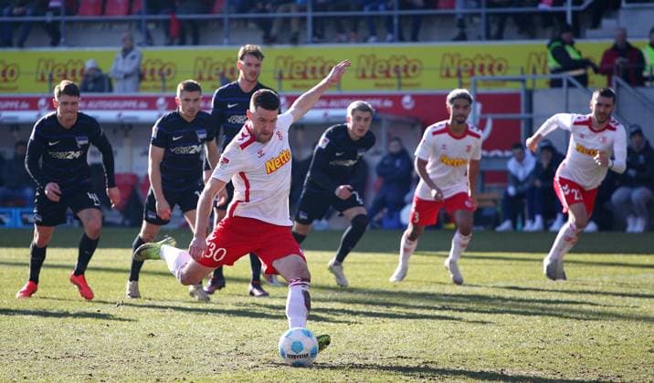 Kühlwetter Penalty Tor 1-0 , 2.Bundesliga , Jahn Regensburg-Hertha Berlin , Fußball , in den Jahnstadion , Regensburg , Bayern , Deutschland . Februar 01, 2025 . Photo by: Davide Elias Ipa Photo Pressefoto DENL Copyright: xDavidexEliasx