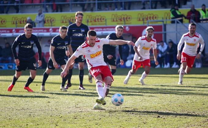 Kühlwetter Penalty Tor 1-0 , 2.Bundesliga , Jahn Regensburg-Hertha Berlin , Fußball , in den Jahnstadion , Regensburg , Bayern , Deutschland . Februar 01, 2025 . Photo by: Davide Elias Ipa Photo Pressefoto DENL Copyright: xDavidexEliasx