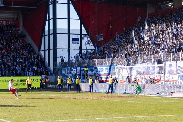 01 02 2025, Soccer, GER, Season, 2 Liga, Season 2024 2025, Matchday 20, SSV Jahn Regensburg Hertha BSC Berlin Christian Kühlwetter SSV Jahn Regensburg converts the penalty to 1 0 DFL REGULATIONS PROHIBIT ANY USE OF PHOTOGRAPHS AS IMAGE SEQUENCES AND OR QUASI VIDEO